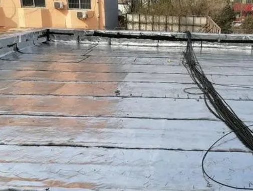 达日卫生间漏水维修公司分享下达日屋面楼顶防水刚性防水层施工要点。
